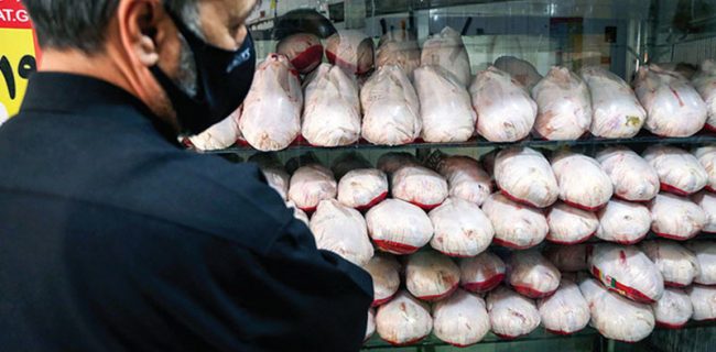 قیمت مرغ همچنان به سقف چسبیده و قول مسؤولان هم عملی نمی‌شود