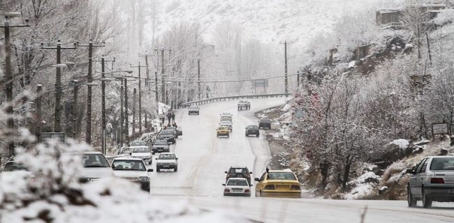 برف و کولاک چالوس و آزادراه تهران- شمال را مسدود کرد
