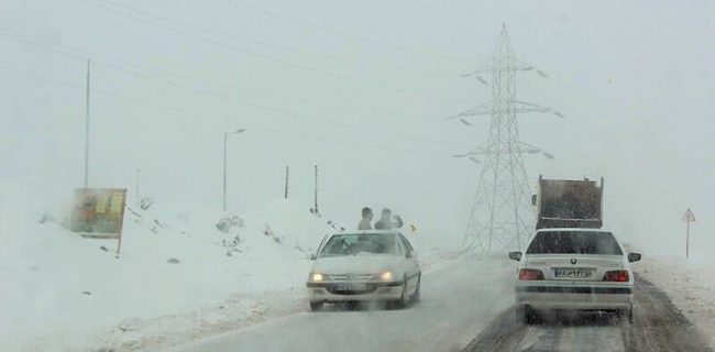 برف و کولاک جاده چالوس و آزادراه تهران-شمال را مسدود کرد