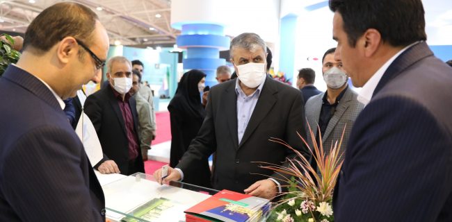 بازدید مهندس اسلامی از غرفه «صنعت هسته‌ای» در نمایشگاه نفت، گاز، پالایش و پتروشیمی