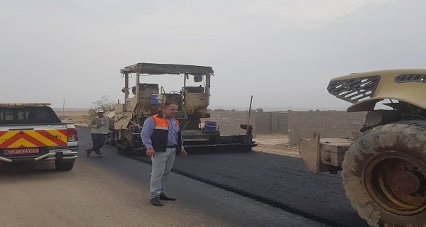 اجرای عملیات روکش آسفالت گرم راه روستایی تاج ملکی شهرستان گناوه