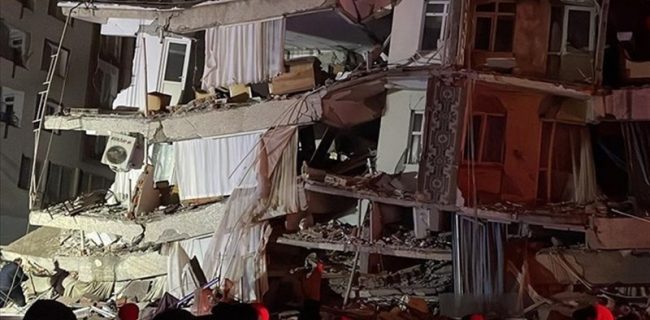 زلزله در ترکیه ۱۱۱ کشته  و ۵۱۶ زخمی تاکنون، درخواست کمک بین‌المللی+ عکس
