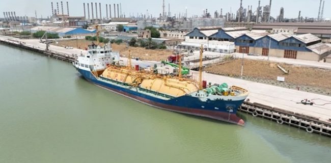 پهلوگیری کشتی ۱۷۰۰ تنی برای بارگیری گاز LPG برای اولین بار در بندر آبادان