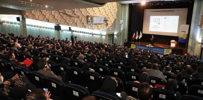 تقدیر از بانیان و سخنران كارگاه چالش ها، فرصت ها و آینده پیش روی كسب و كار صنعت بیمه