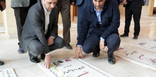مدیرعامل چادرملو به مقام والای شهدای اردکان و حضرت آیتالله خاتمی ادای احترام کرد مدیرعامل چادرملو به مقام والای شهدای اردکان و حضرت آیتالله خاتمی ادای احترام کرد