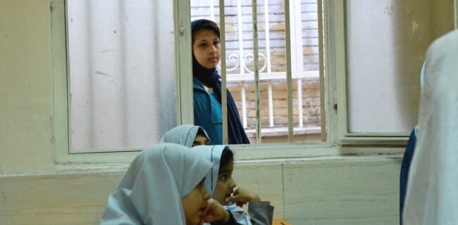 چالش‌های اقتصادی و تأثیرات آن بر روند تحصیل دانش‌آموزان