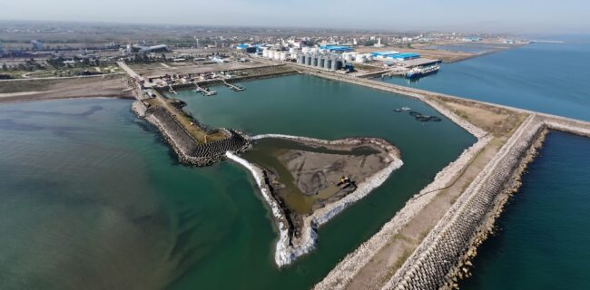 معاون عمران و زیربنایی سازمان منطقه آزاد انزلی خبر داد: آغاز عملیات لایروبی اسكله مارینا بعد از ركود در راستای كمك به فعالین اقتصادی