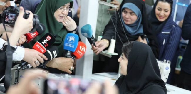 بازدید سخنگوی دولت از یك كارگاه تولیدی پوشاك در منطقه آزاد انزلی