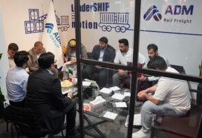 استقبال فعالان اقتصادی از حضور ادمیرال در نمایشگاه حمل‌ونقل