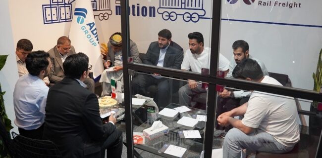 استقبال فعالان اقتصادی از حضور ادمیرال در نمایشگاه حمل‌ونقل