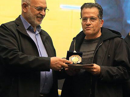 نشان شهروند افتخارآفرین به خبرنگار روزنامه شهرمردم رسید