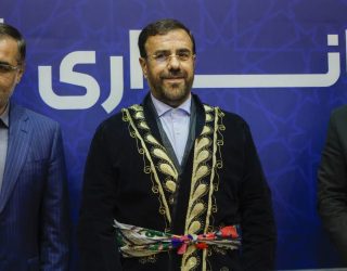 حمایت تمامقد استاندار فارس از معاون سیاسی، امنیتی و اجتماعی خود حمایت تمامقد استاندار فارس از معاون سیاسی، امنیتی و اجتماعی خود