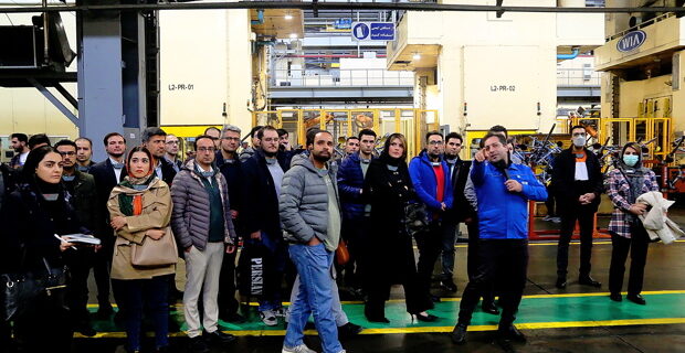 منتقدان صنعت خودرو از خطوط تولید ایران‌خودرو بازدید کردند